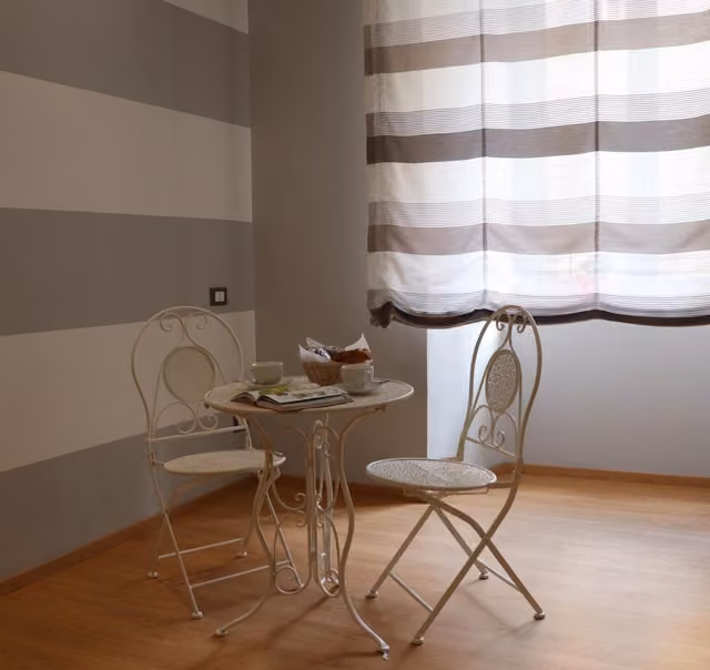Tavolo e sedie nell'area colazione del bed and breakfast a Roma