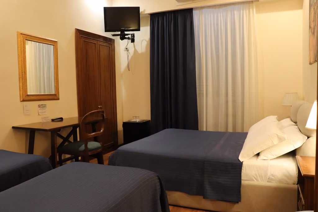 Camera con letto matrimoniale e arredi classici del bed and breakfast