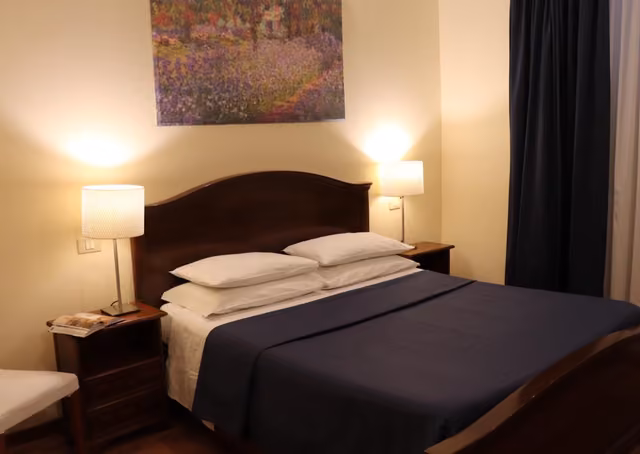 Camera doppia uso singolo con letto e arredi curati al The Center of Rome Bed and Breakfast