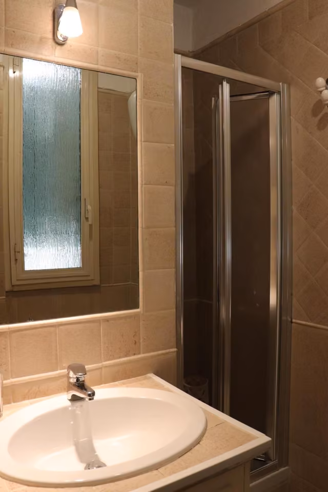 Bagno con lavandino e doccia